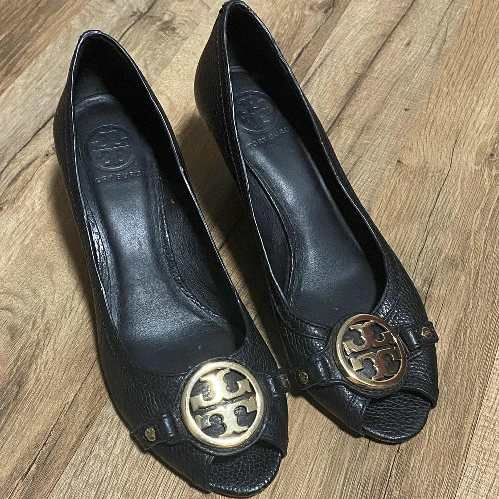 Tory Burch Black Leather Peep Toe Wedge Heels‎ Gold Logo Size 9M